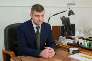 Капитала ши примарул сэрбэтореск ымпреунэ о зи де наштере