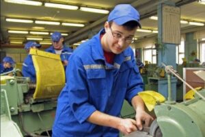 60% дин абсолвенць ну лукрязэ конформ спечиалитэций