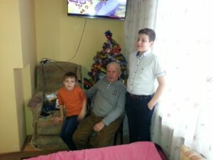ОМУЛ КУ АРӁИНТ ЫН ПЭР ШИ КУ АУР ЫН ИНИМЭ