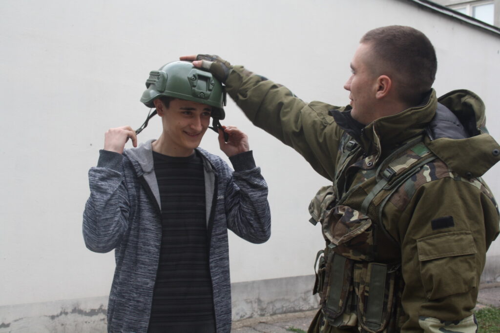 Есте престиӂиос сэ фий милитар!