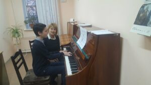 Ындрэгоститэ де вяцэ, копий, музикэ ши пиан…