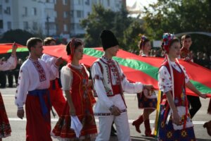 Екипаже але доуэ наве че плутеск ын диферите пэрць