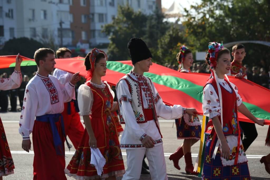 Екипаже але доуэ наве че плутеск ын диферите пэрць
