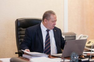 Активитатя парламентарэ континуэ