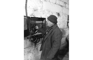 Ел апринде лумина ын каселе ноастре