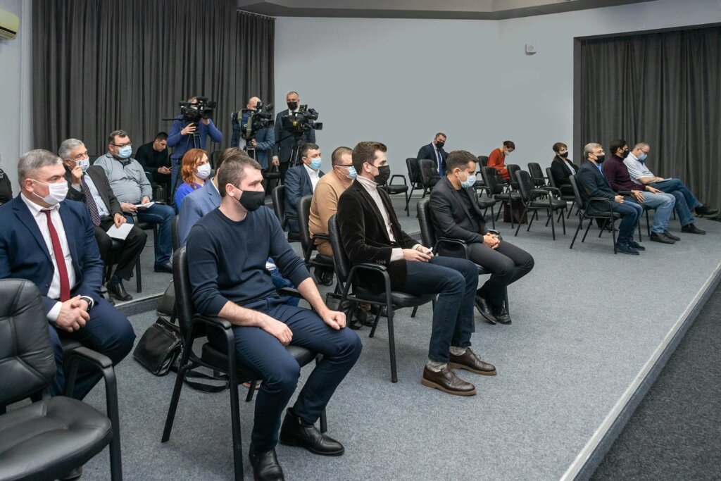 Ну пунем пункт, чи виргулэ ши мерӂем ынаинте