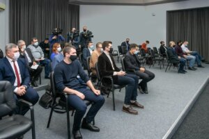 Ну пунем пункт, чи виргулэ ши мерӂем ынаинте