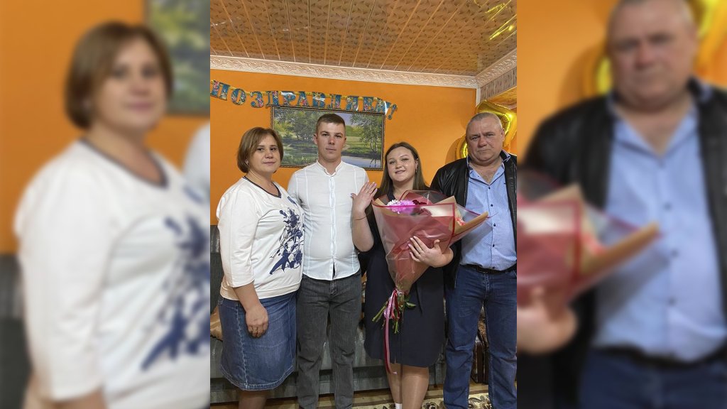 Ку просоапе легате песте умэр ши ку колачь ын мынь