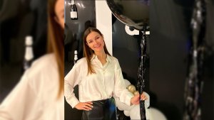 Персоана каре ымбракэ ын хайне кувинтеле