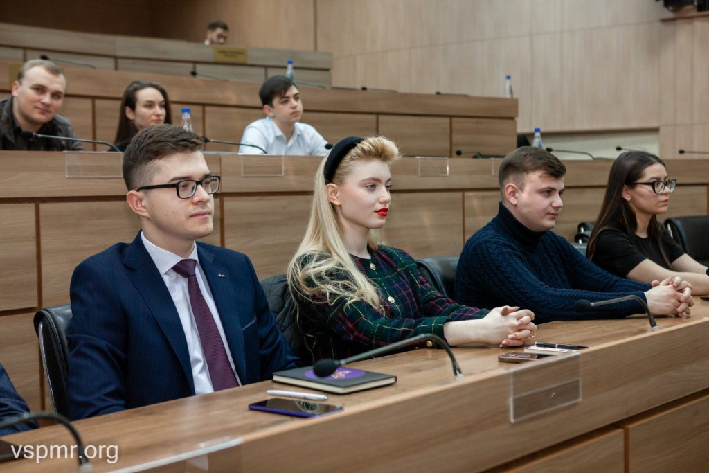О темэ комунэ пентру доуэ ӂенераций