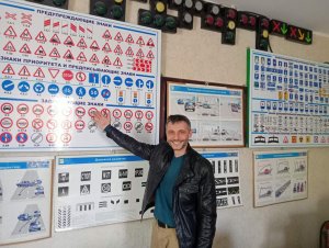 Ку мыниле пе волан ши ку окий ын патру