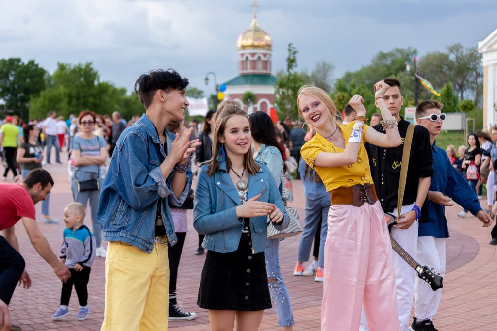 Тинерь, инӂениошь, енерӂичь, плинь де вое бунэ ши сперанцэ