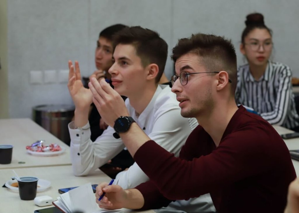 Вииторул апарцине тинерилор