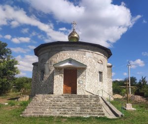 О бисерикэ спечиалэ ку о соартэ дифичилэ