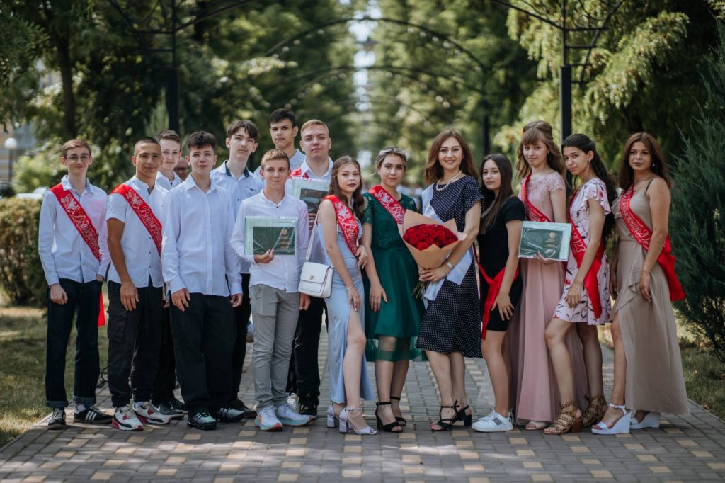 Ын фиекаре зи – ын пас ку тинереця