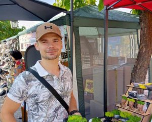 Май ерь – студент ексчелент, астэзь – антрепренор де перформанцэ