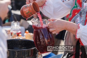 Ун пахар де вин ши о плэчинцикэ те фаче феричит!