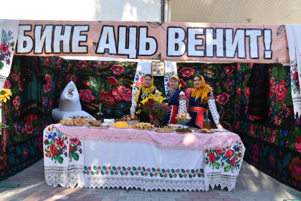 Ун сат ку оамень харничь, юбиторь де царэ ши де глие