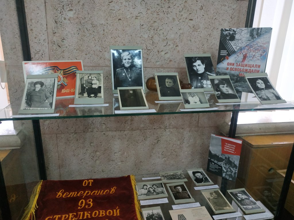 Фете куражоасе ку окь плинь де сенс