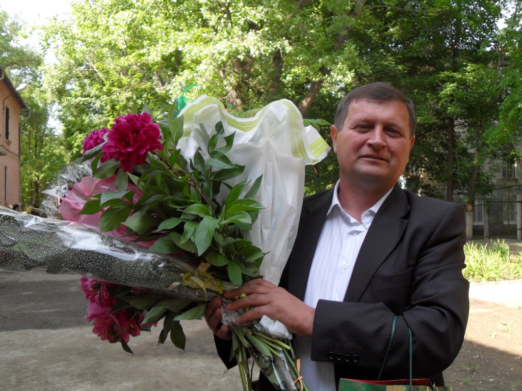 Професор, апикултор, бэрбат ку мынь де аур