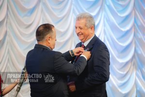 Ку демнитате ши сукчес