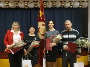 Мунка лор е пе маса ноастрэ