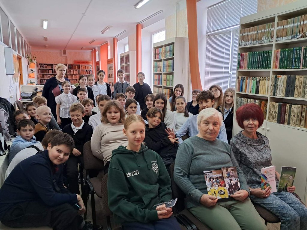 Доуэ лимбь ымплетите ынтр-о сингурэ повесте
