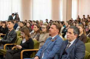 Апэрынду-не трекутул, протежэм вииторул