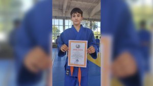 Перформанцэ ла дублу: ынтре кэрць ши антренаменте